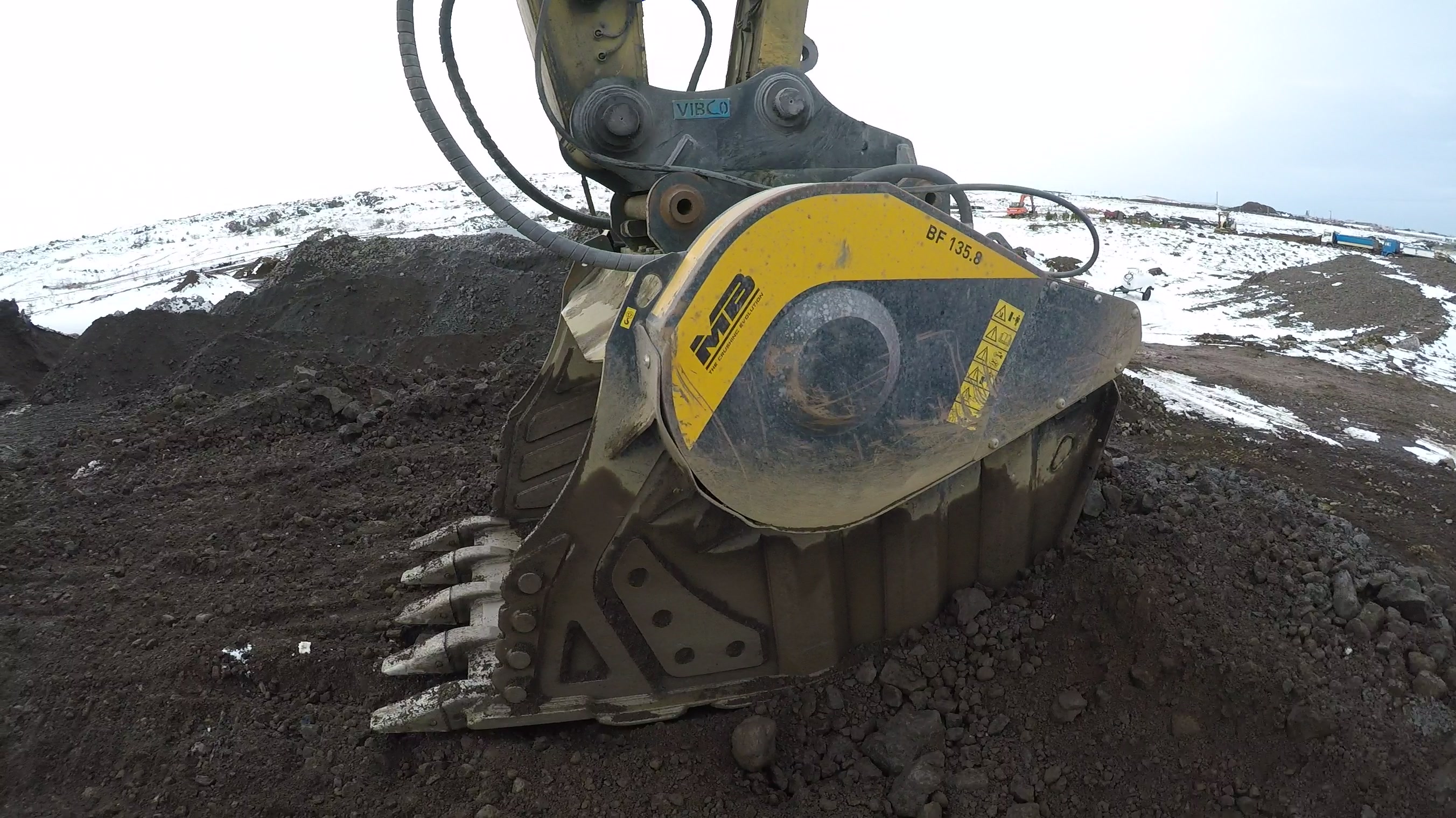 MB 135.8 crusher bucket í notkun