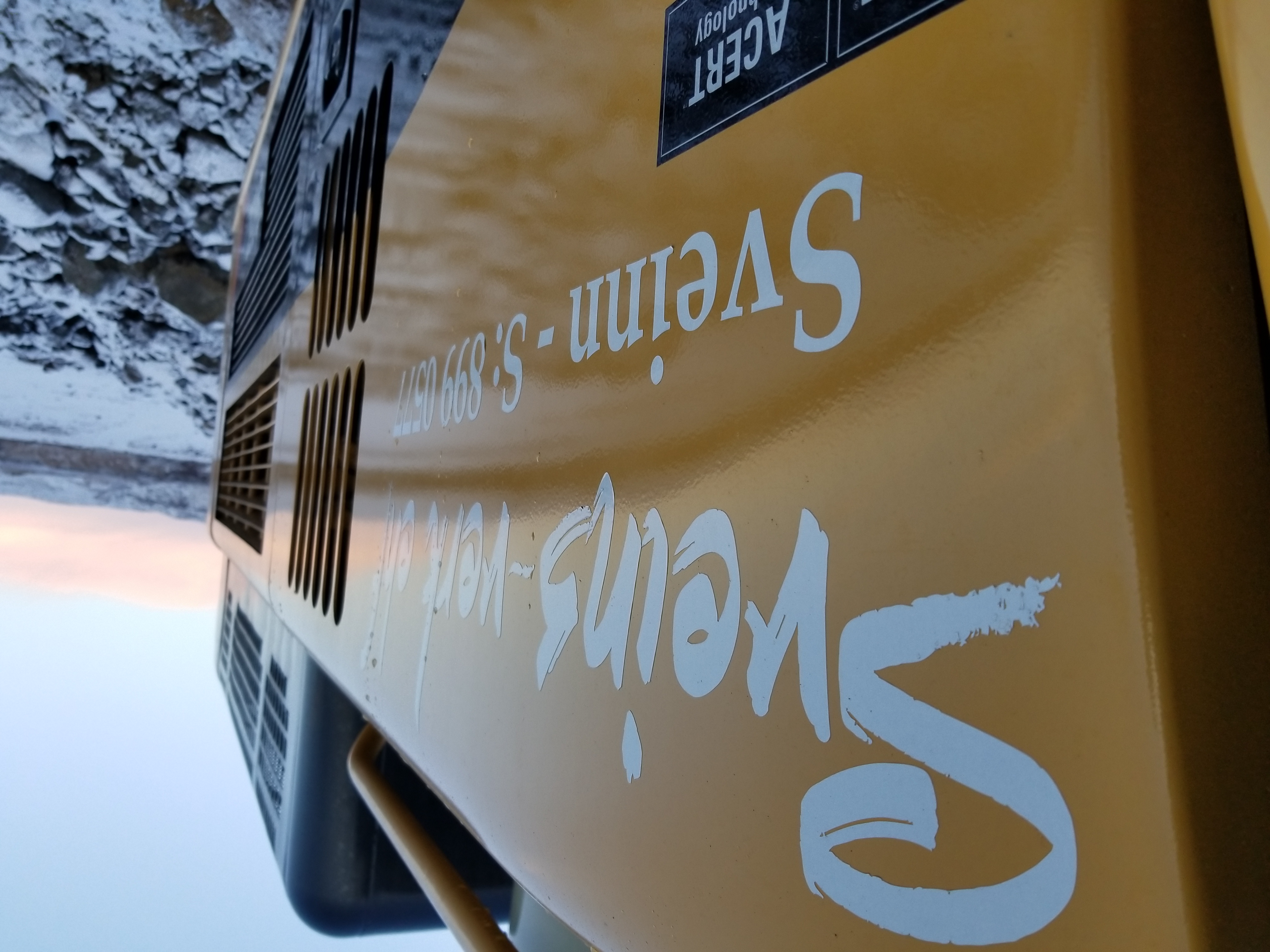 Sveinsverk CAT tæki — merkt með nafni