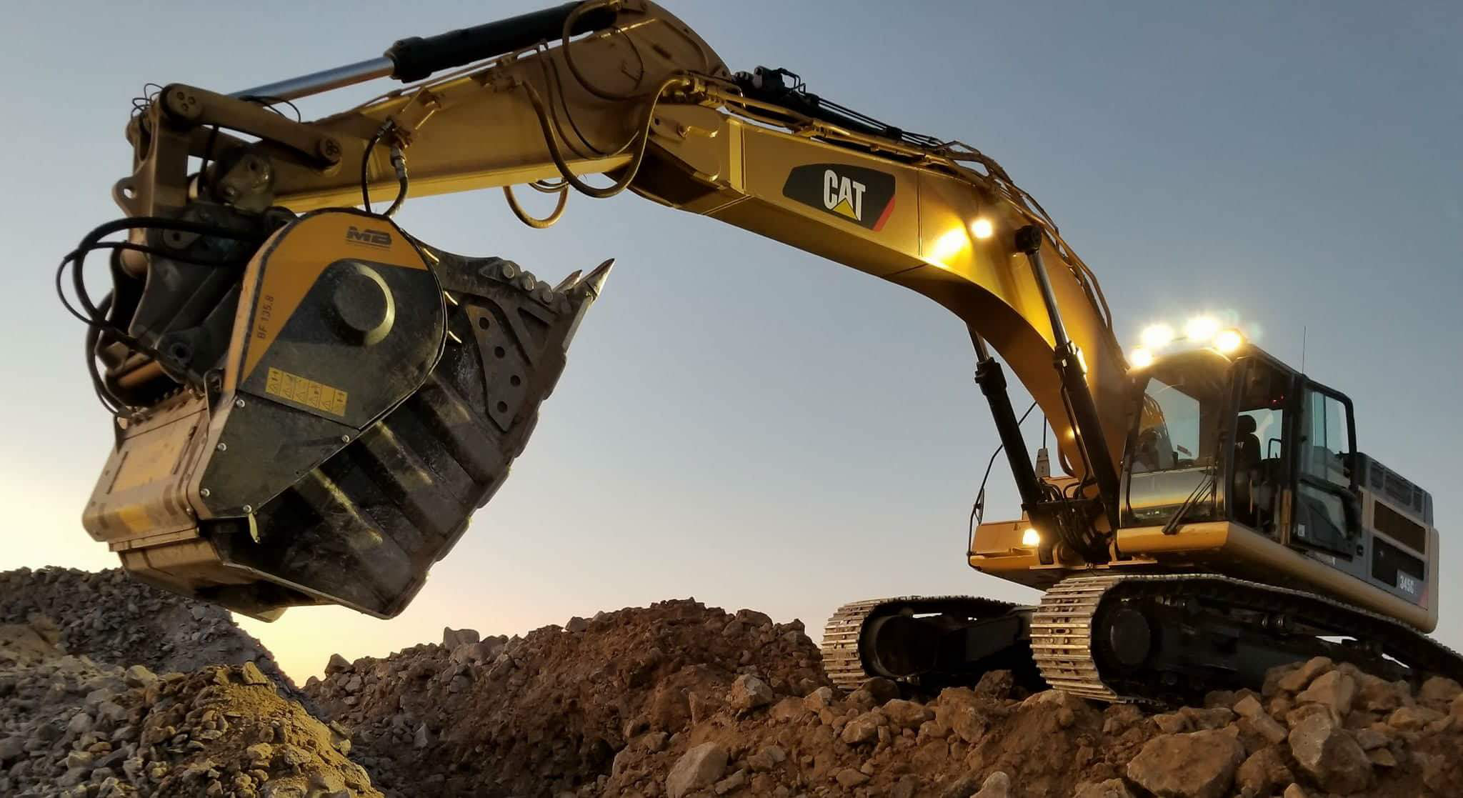 CAT 345 með crusher bucket við jarðvinnu