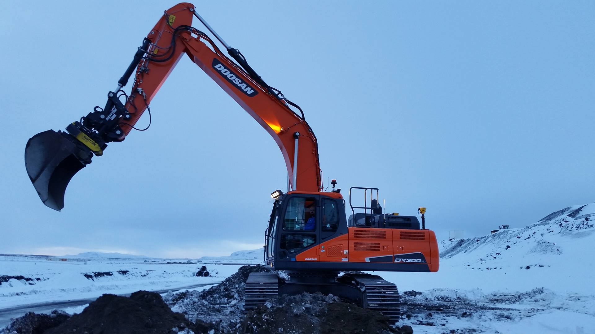 Doosan DX300 LC excavator við jarðvinnu á Íslandi